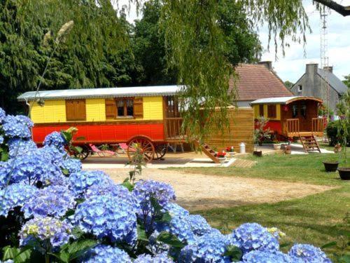 Hotel La Cle Des Roulottes Pluvigner Exterior foto