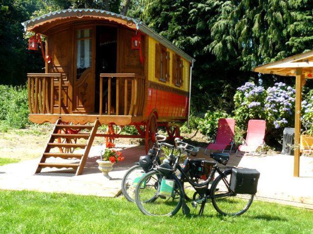 Hotel La Cle Des Roulottes Pluvigner Exterior foto