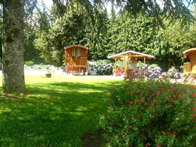 Hotel La Cle Des Roulottes Pluvigner Exterior foto