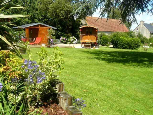 Hotel La Cle Des Roulottes Pluvigner Exterior foto