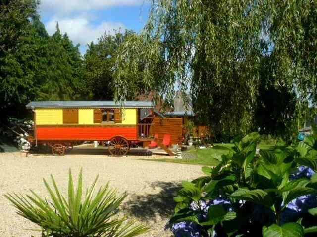 Hotel La Cle Des Roulottes Pluvigner Exterior foto